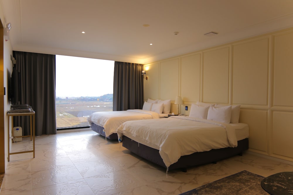 Royal Suite (Private pool fee per night required on spot) - Photo 12