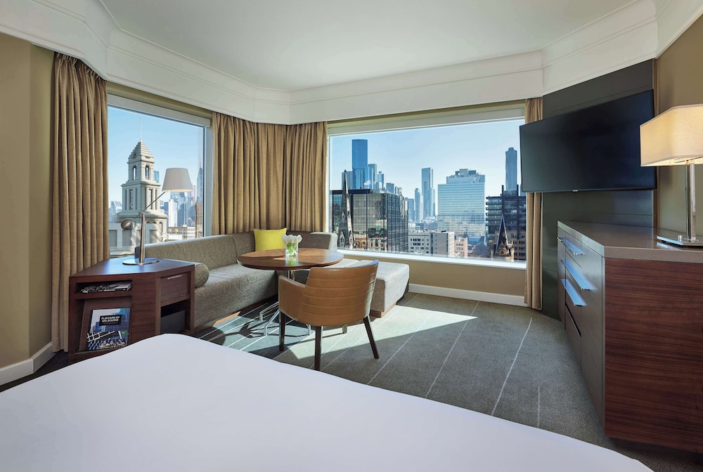 Deluxe Room, 1 King Bed, Corner (Grand Club Lounge Access)