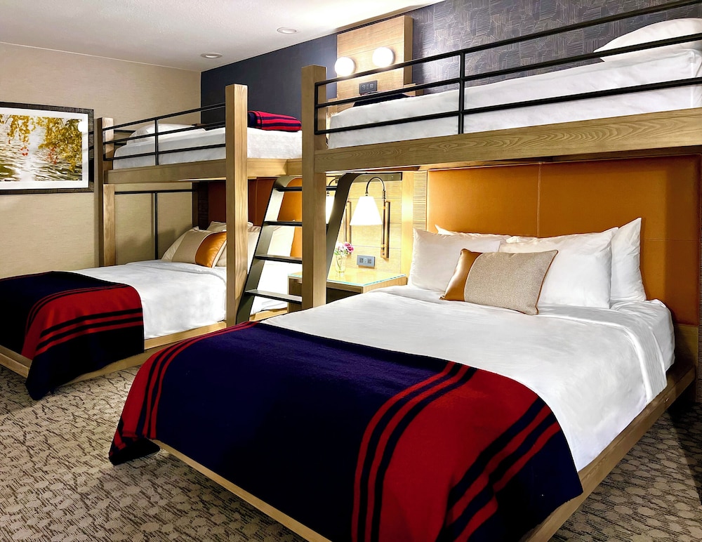 Room (2 Twin Bunks over 2 Queen Beds) - Photo 11