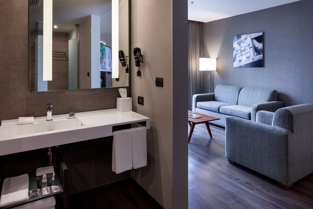 Junior Suite, 1 Bedroom, Bathtub photo 2