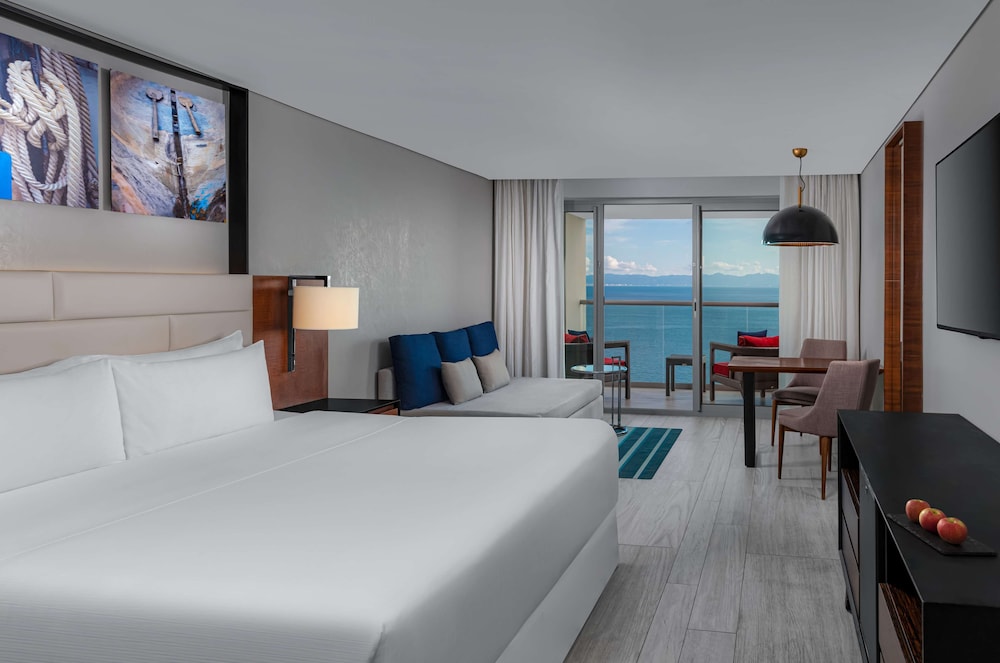 Room, 1 King Bed thumbnail 5