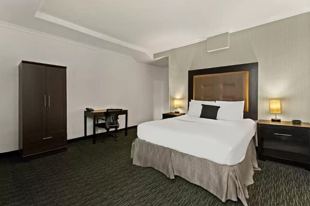 Superior Studio Suite, 1 Queen Bed, Non Smoking