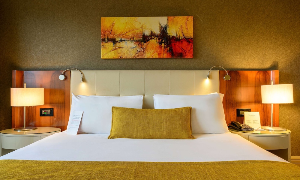 1 Double Bed and 2 Single Beds, Family Suite, Non-Smoking photo 3