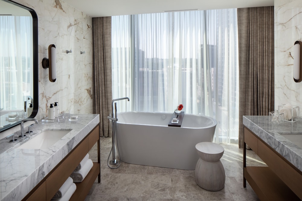 Room, 1 King Bed, Accessible, Corner (Hearing) - Photo 4