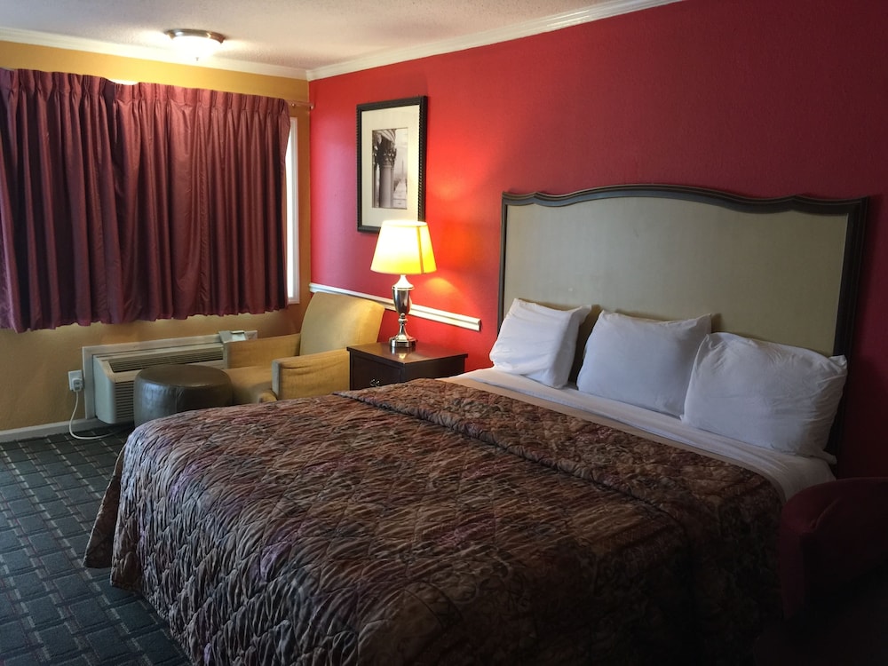Standard Room, 1 King Bed, Smoking photo 3