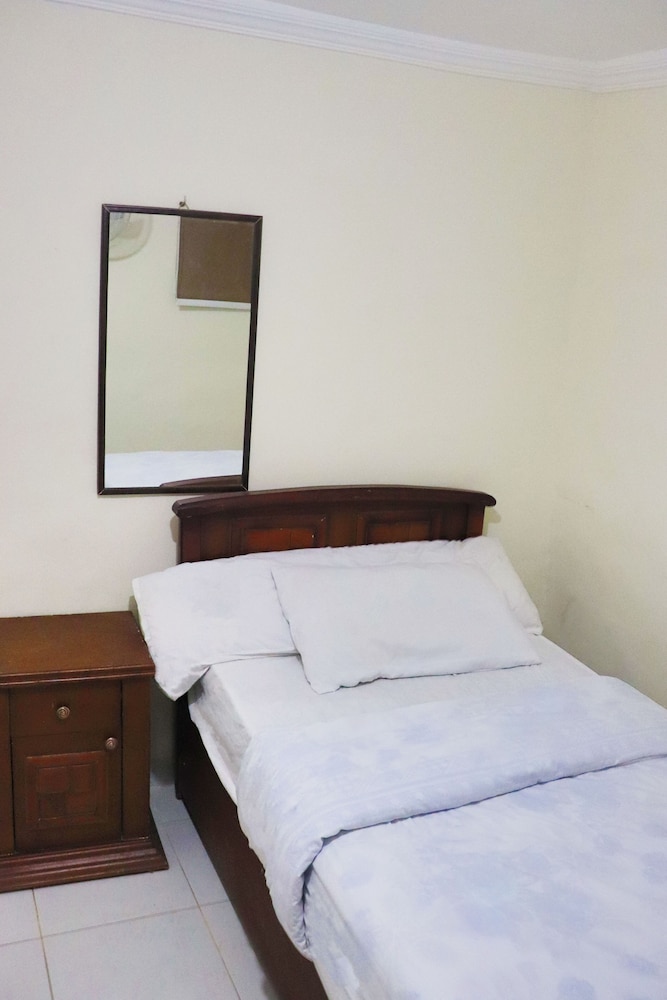 Basic Single Room, Shared Bathroom photo 3
