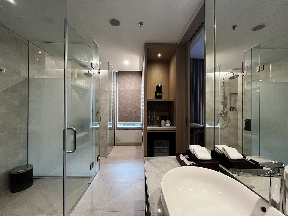 Grand Deluxe with Balcony - Photo 5