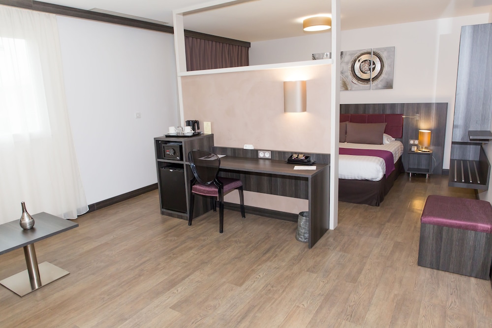 Suite - Photo 1