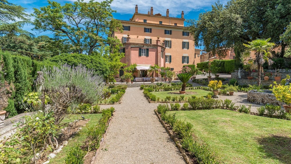 Villa photo 2