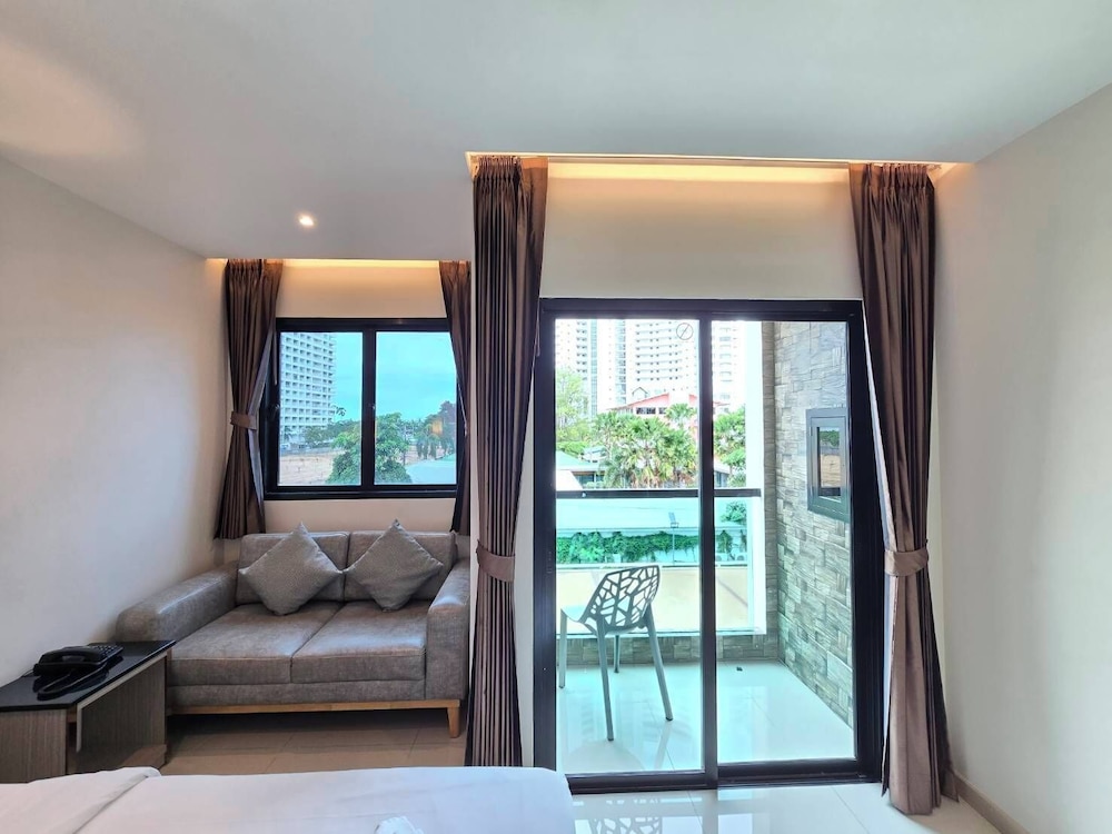 Deluxe Triple Room with Balcony - Photo 6