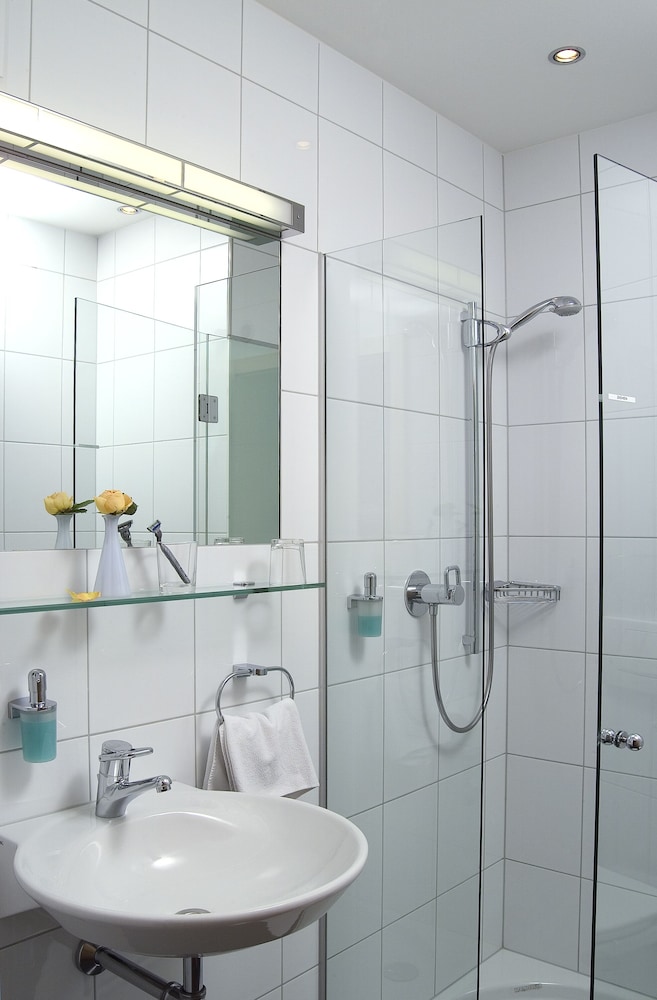 Standard Double or Twin Room - Photo 8