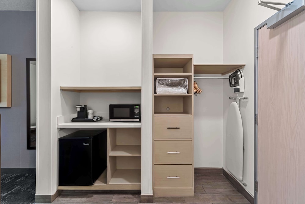 Suite, 2 Queen Beds, Non Smoking, Refrigerator & Microwave (With Sofabed) - Photo 4