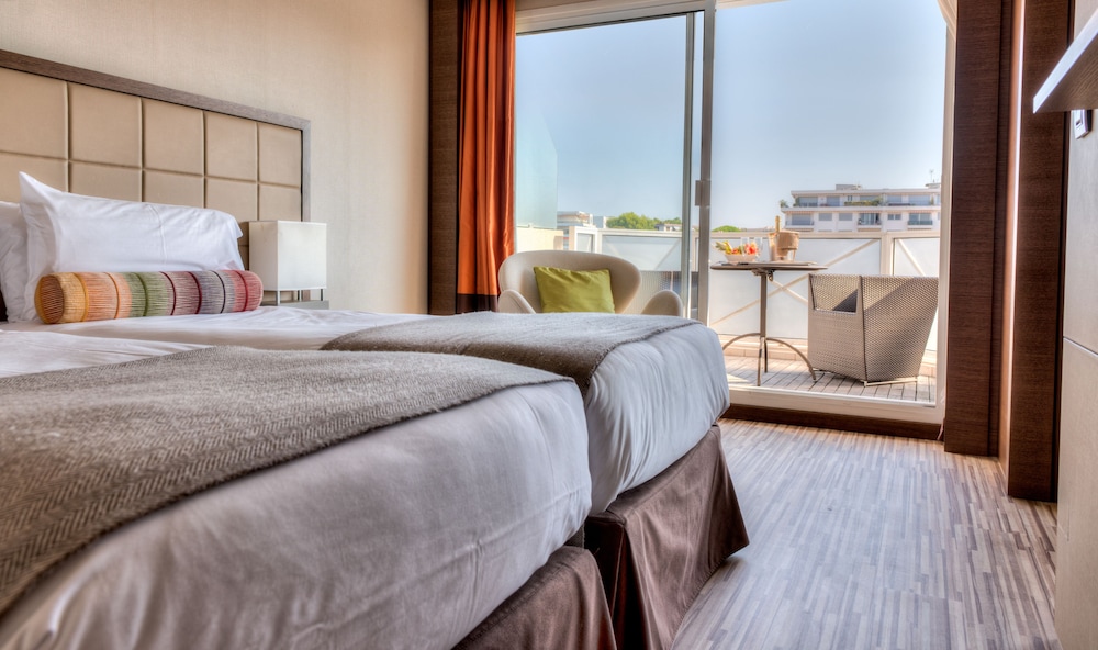 Family Suite, 2 Twin Beds, City View photo 2