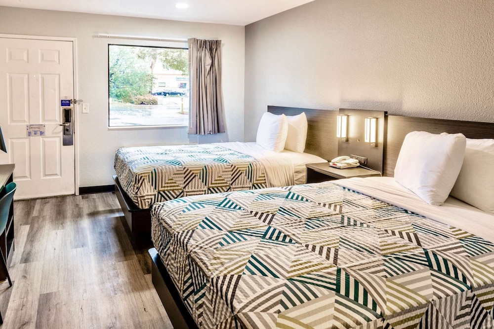 Standard Room, 2 Double Beds, Smoking - Photo 4