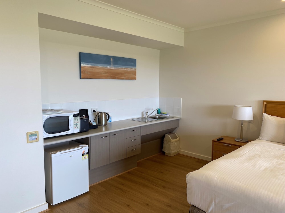 Standard Room, 1 King Bed, Mobility Accessible photo 2