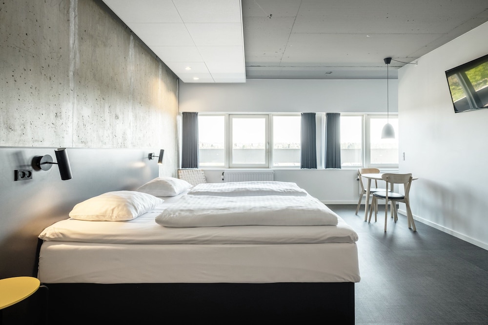 Family Room, 2 Twin Beds thumbnail 6