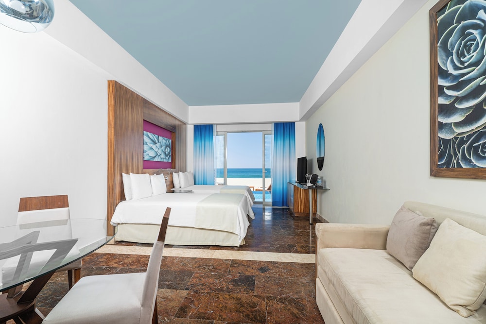 Altitude Junior Suite Swimout Ocean Front Double photo 3