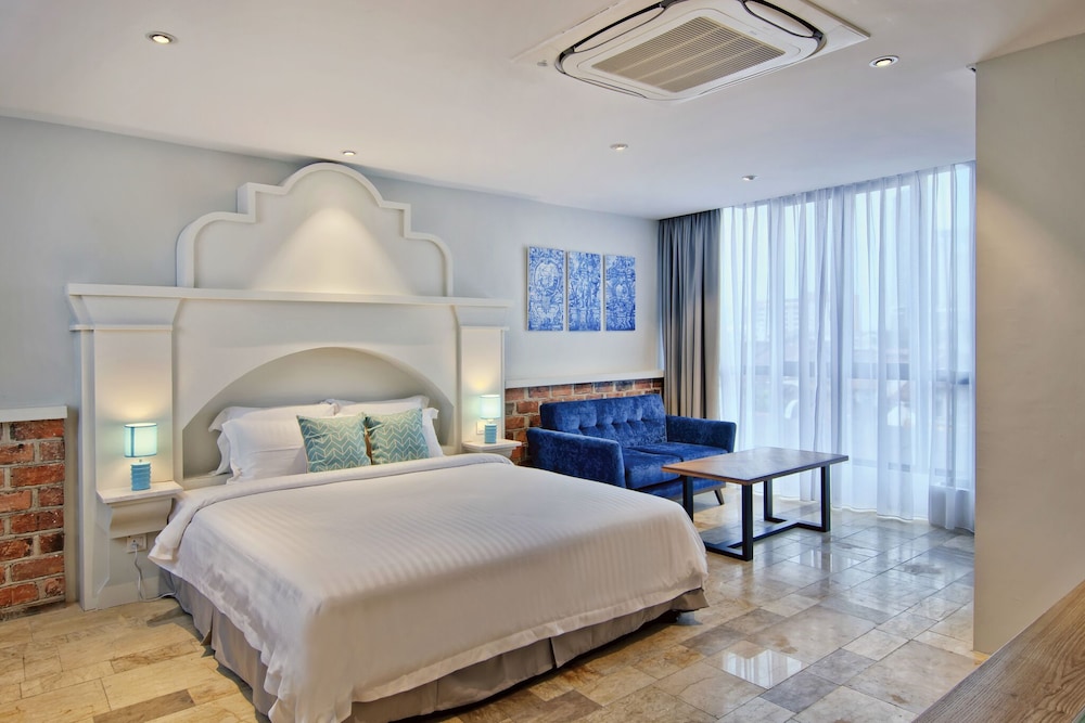 Premier Room, 1 King Bed photo 1