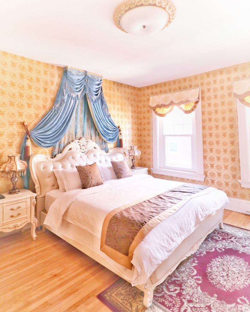 Deluxe Room, 1 King Bed, City View - Second Floor photo 1