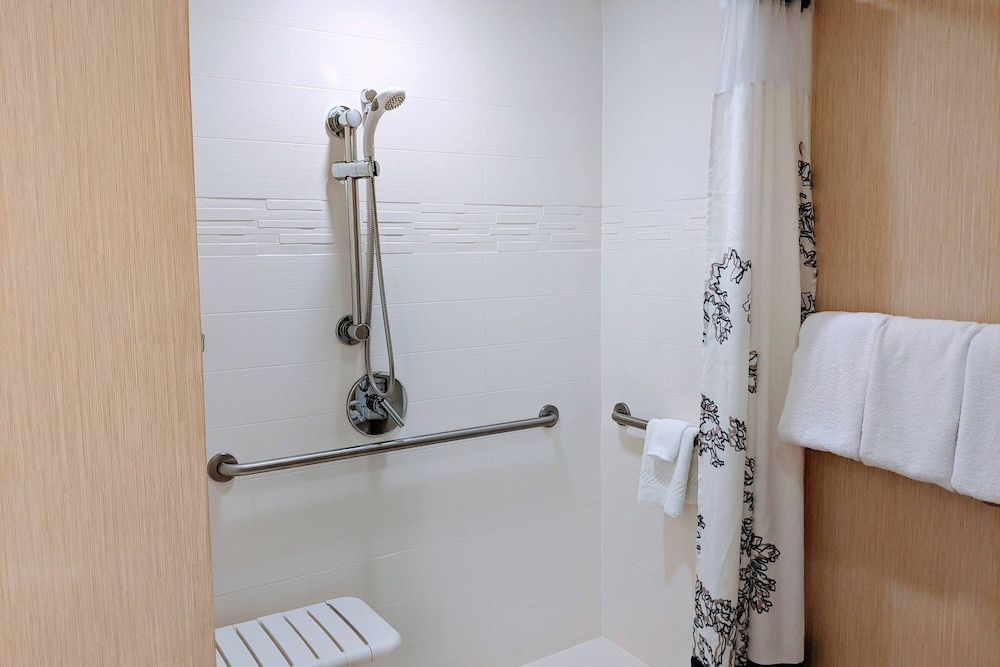 Suite, 2 Bedrooms (Mobility Accessible, Roll-In Shower)
