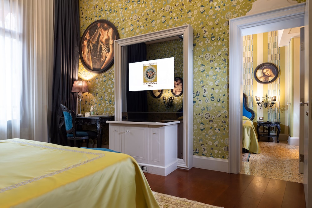 Suite, Canal View thumbnail 6