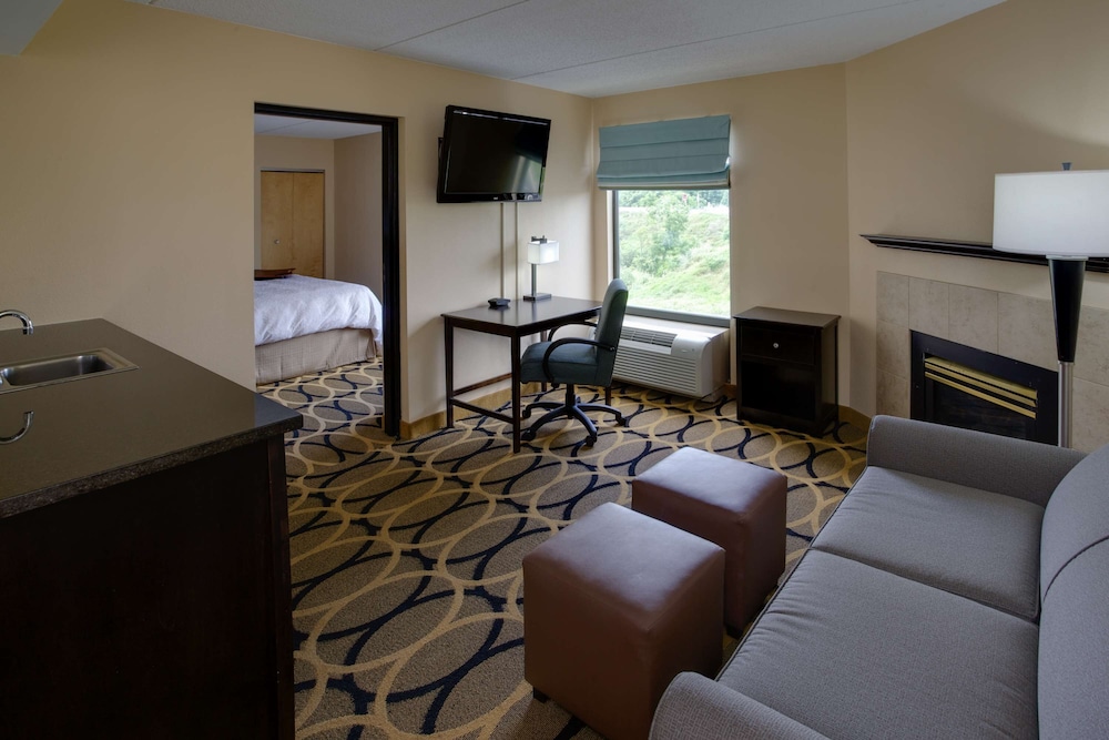 Deluxe, One King Bed photo 1