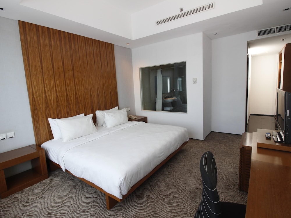 Business Suite, 1 King Bed - Photo 4