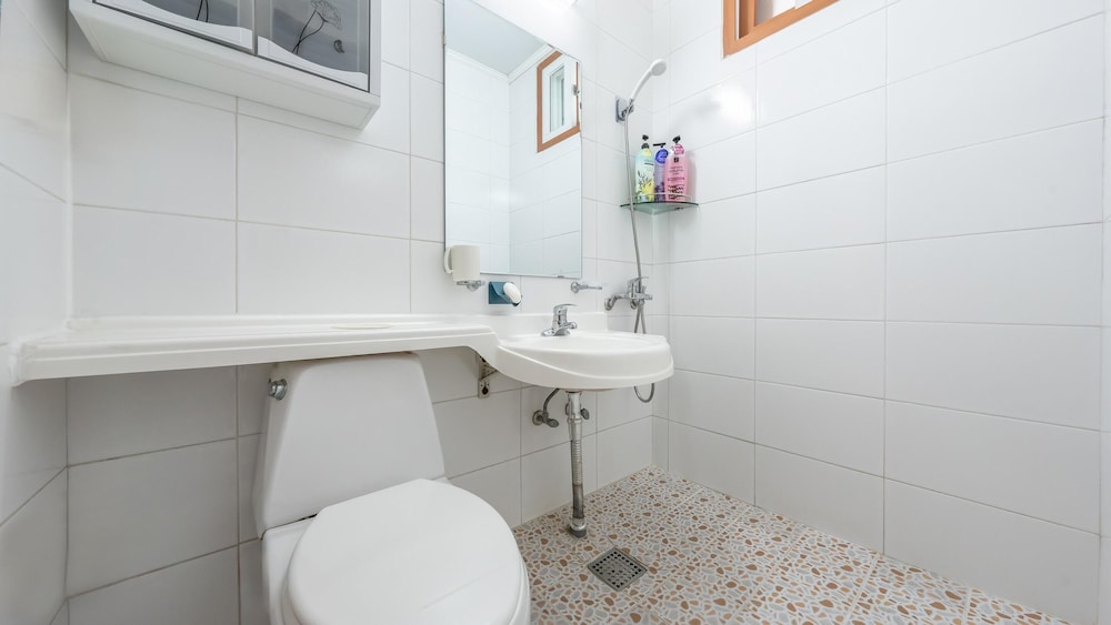 Basic Room, 1 Bedroom (room102) - Photo 3