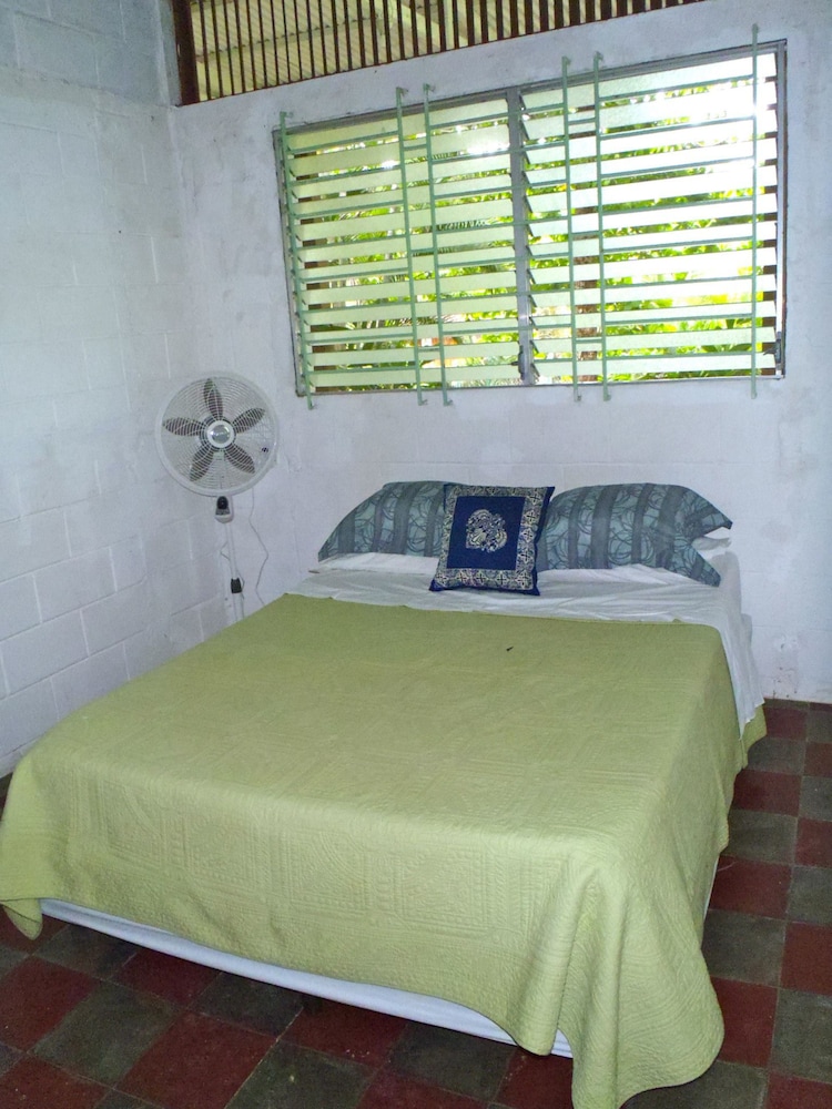 Double Room, 1 Queen Bed, Shared Bathroom photo 1