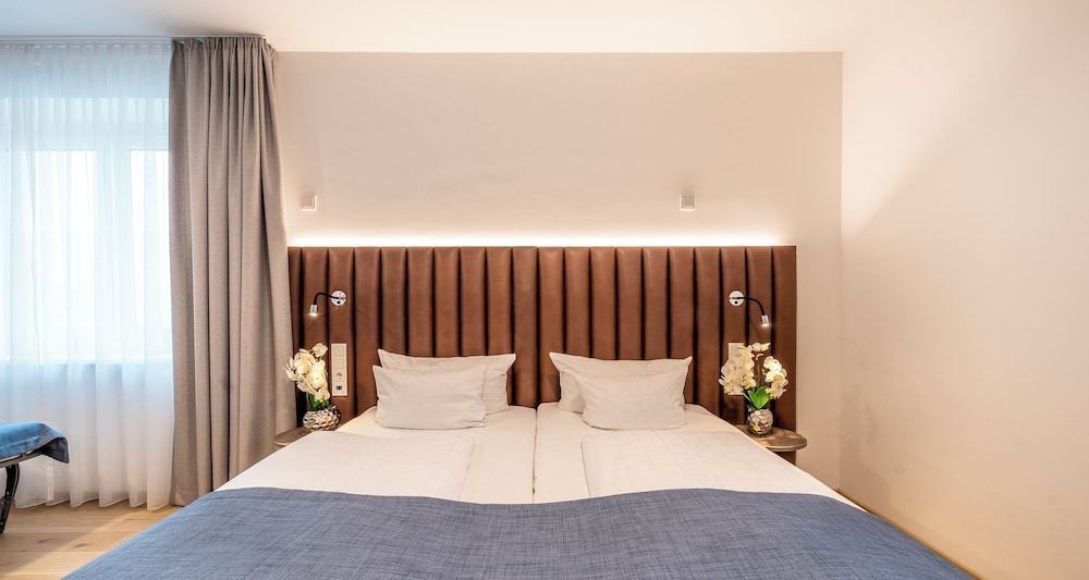 Junior Suite, 1 King Bed - Photo 9