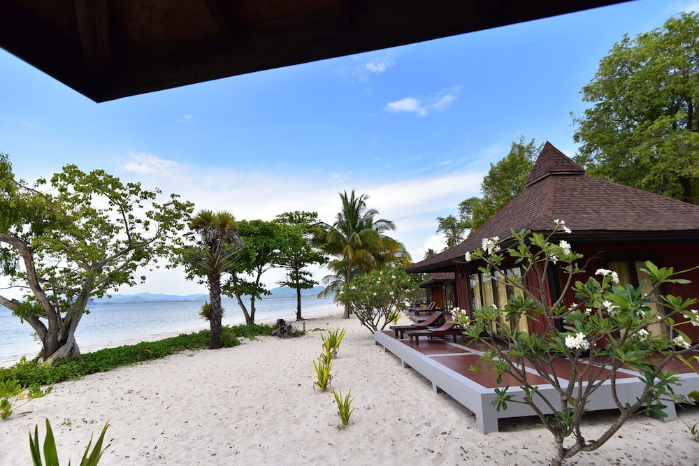 Deluxe Beachfront Villa Twin