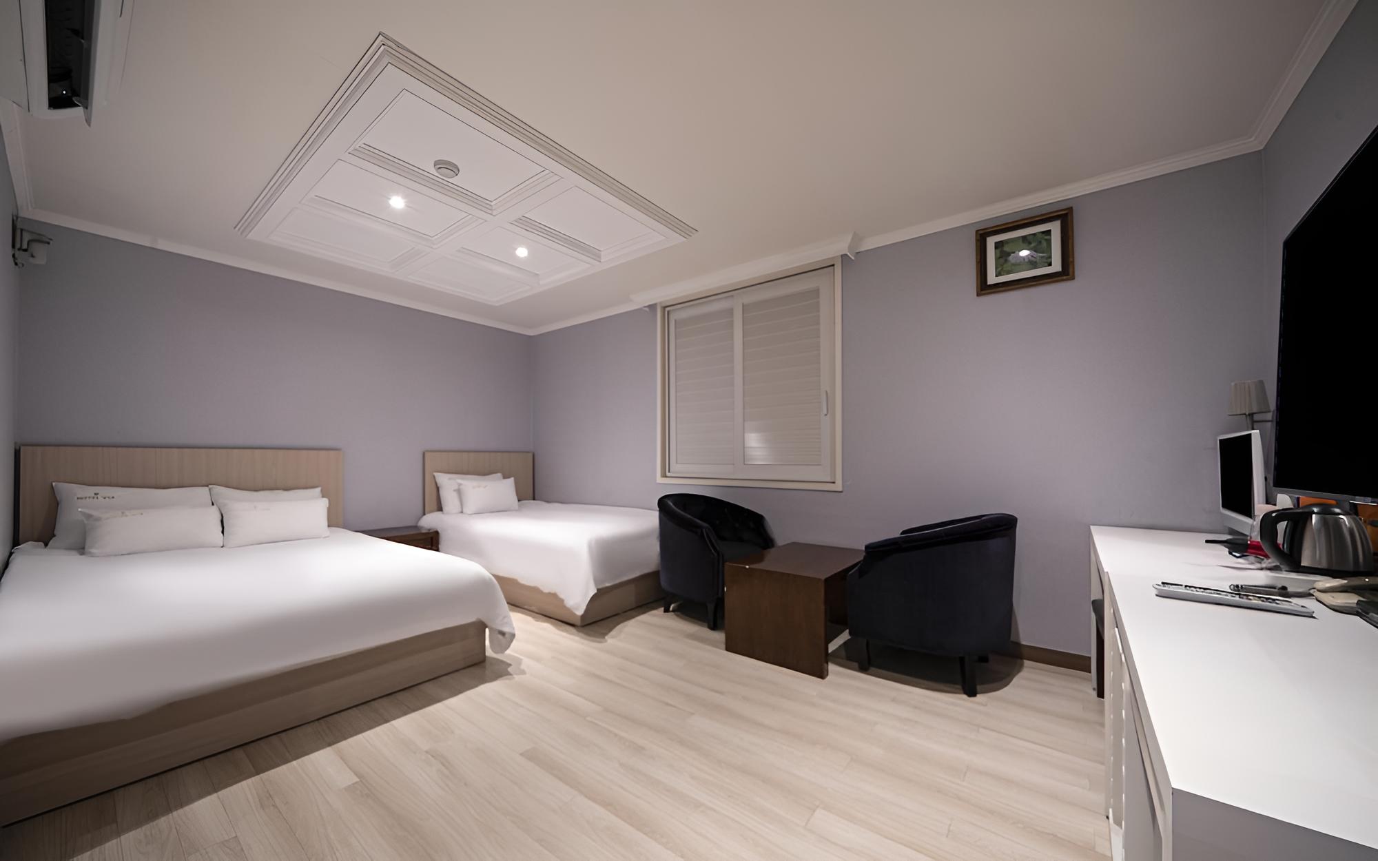 Room (VVIP Twin (Queen + Single Bed Hotel B) - Photo 1