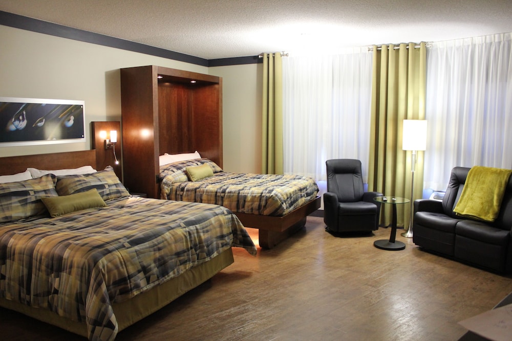 Urban Suite, 1 King and 1 murphy bed photo 1