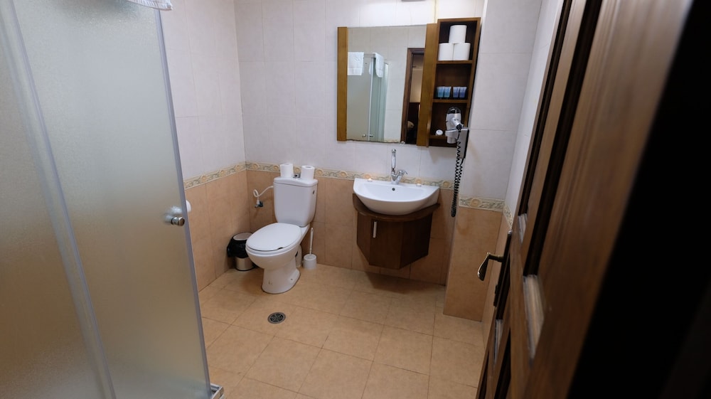 Family Room (1 Double Bed + 1 Single Bed) photo 2