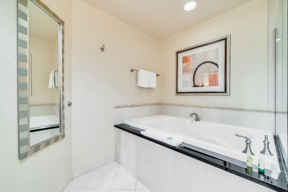 Elite Signature 2-BR Penthouse Suite with Balcony & Jetted Tub - Photo 15