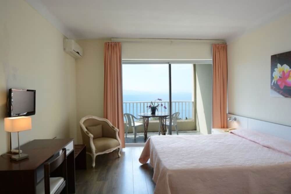 Triple Room, Sea View - Photo 4