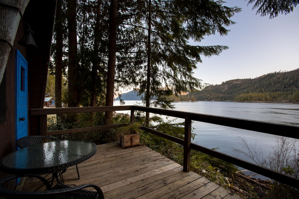 Small Vintage Cabin - Ocean View with Kitchenette photo 2