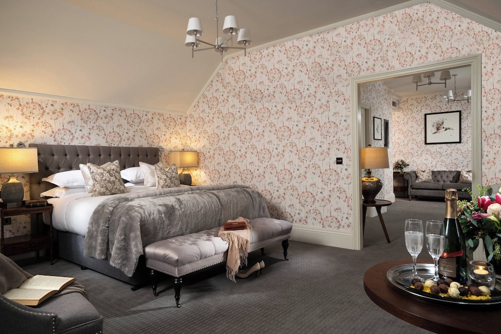 Suite, 1 King Bed, Garden View
