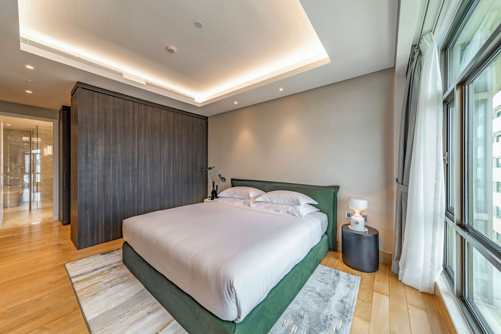 Premier Suite, 1 King Bed, City View photo 2