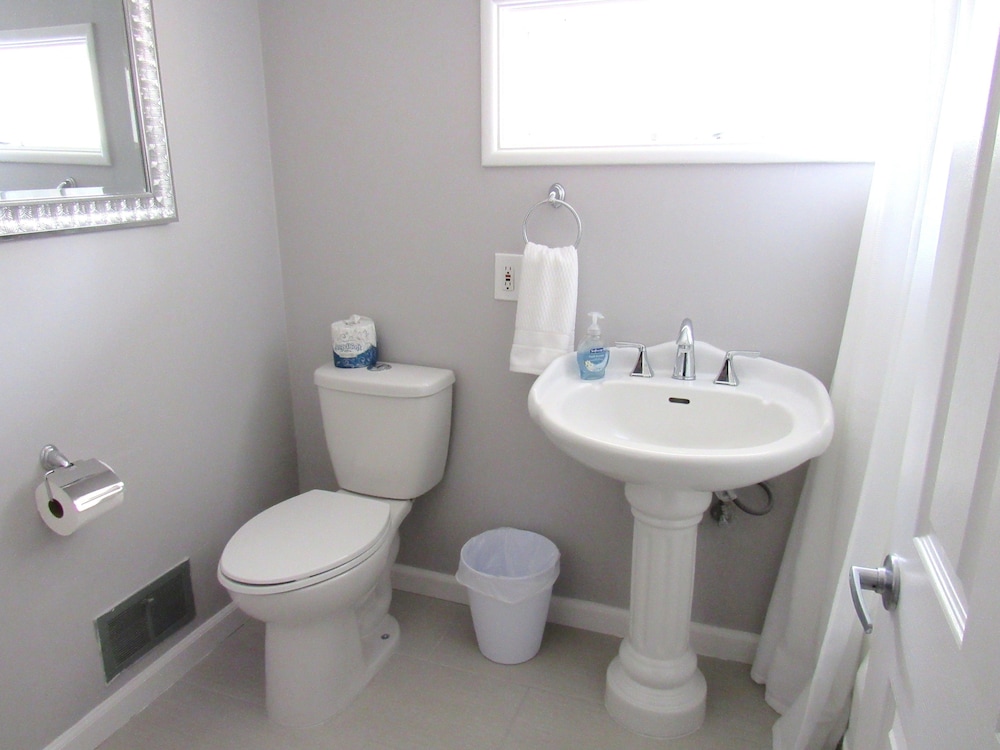 Basic Single Room, 1 King Bed photo 3