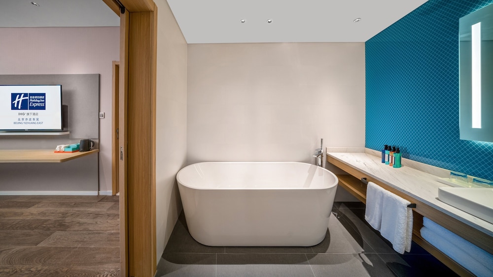 Suite, 1 Bedroom - Photo 4