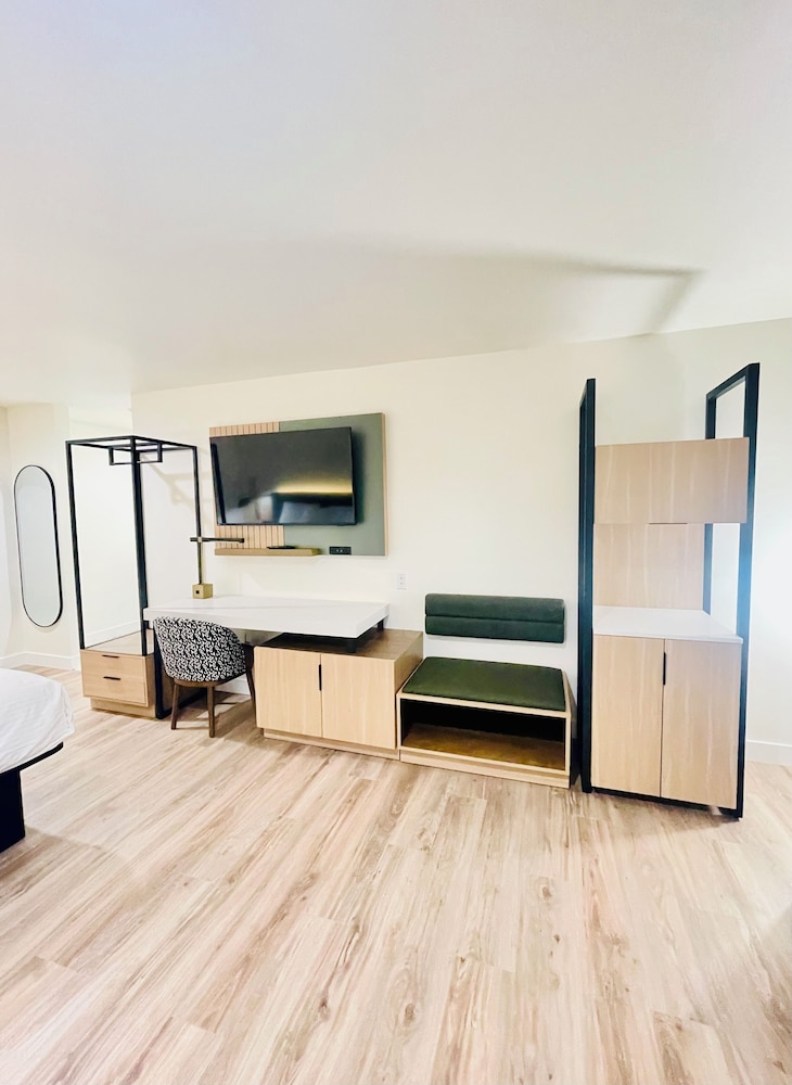 Deluxe Room, 1 King Bed with Sofa bed thumbnail 5