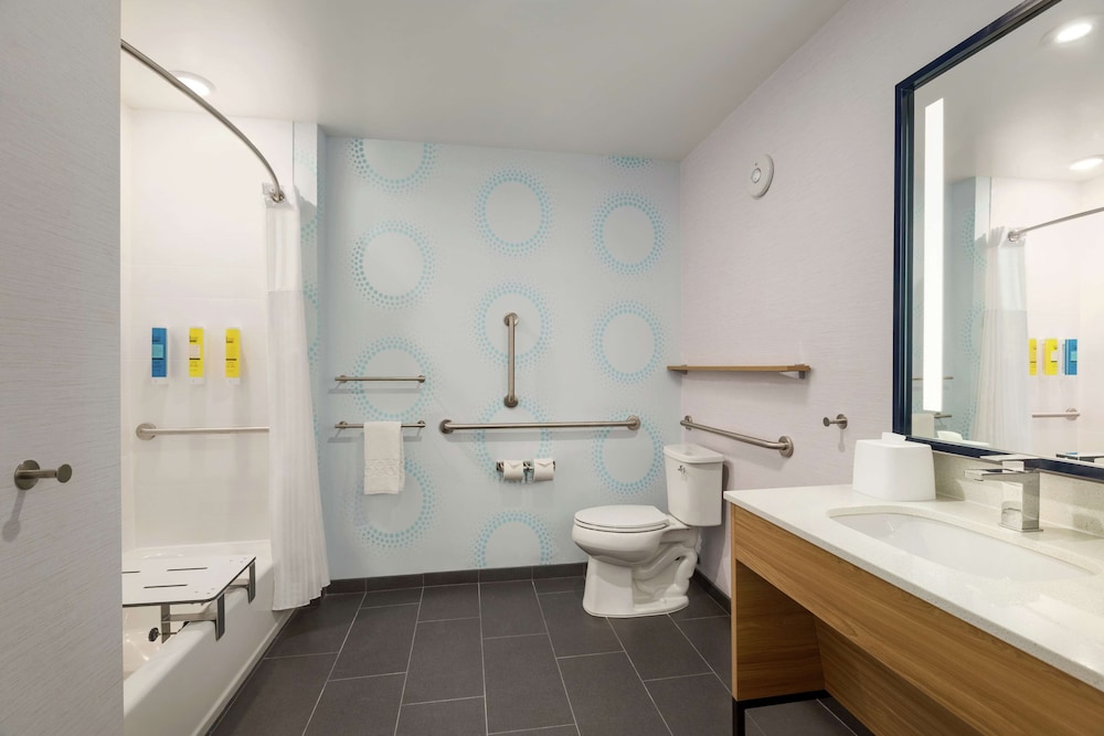 Room, 2 Queen Beds, Accessible, Bathtub photo 2