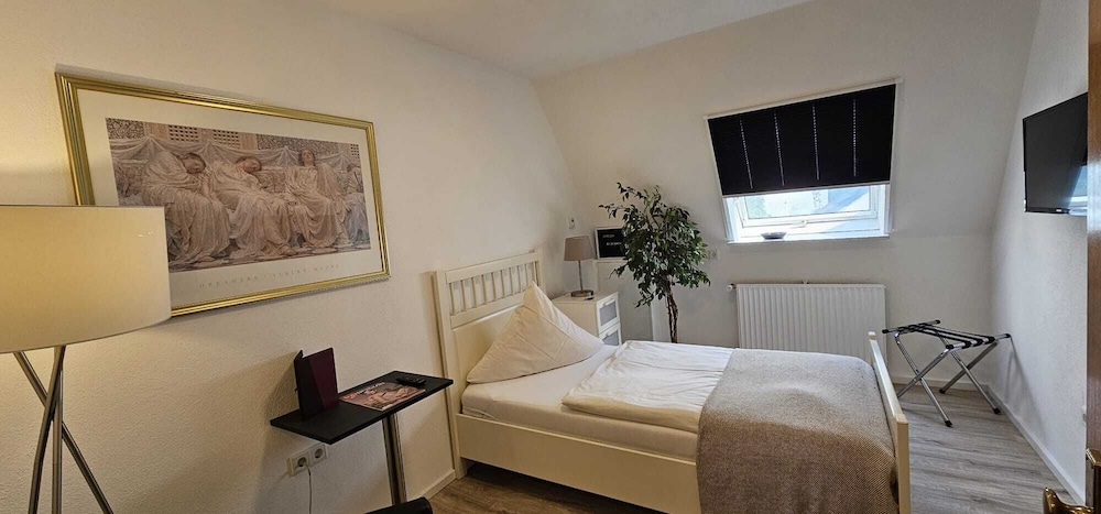 Superior Single Room, Shared Bathroom (3.Obergeschoss)