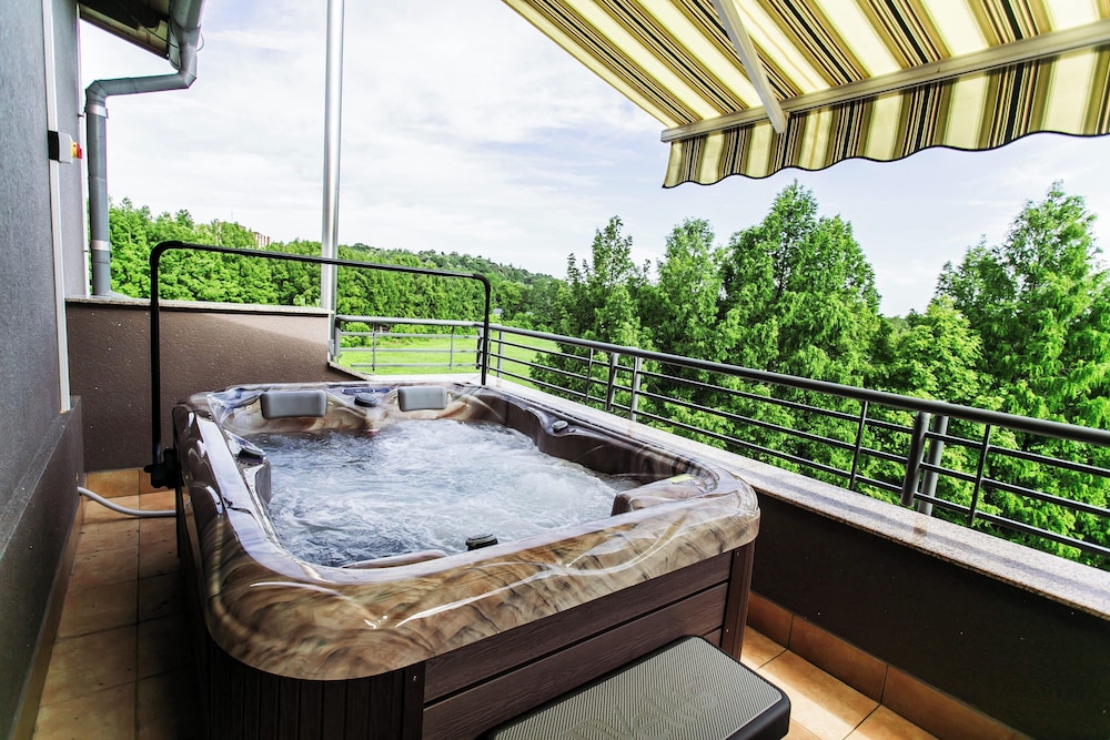 Panoramic Double Room, 1 King Bed, Hot Tub, Garden View