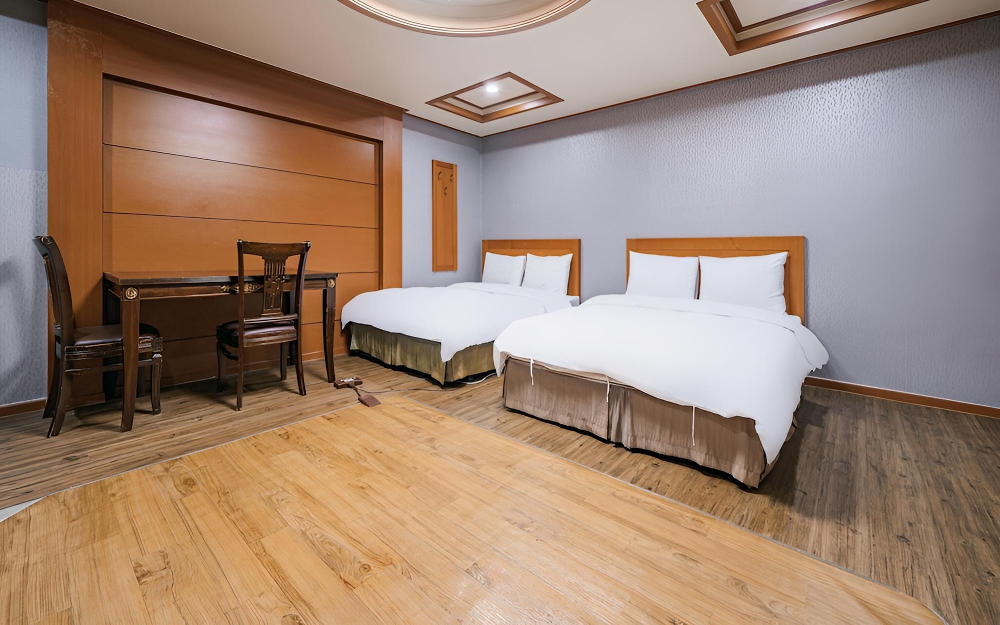 Room (Family Room A (Double + Double + Ondo) - Photo 1