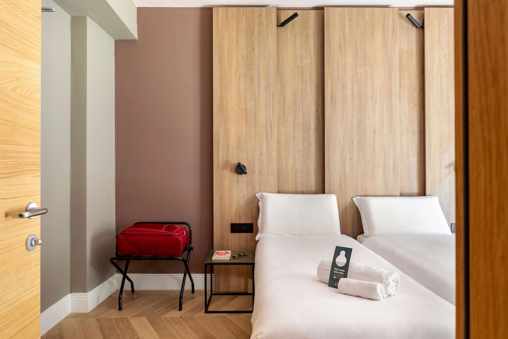 Superior Twin Room, Non Smoking - Photo 11