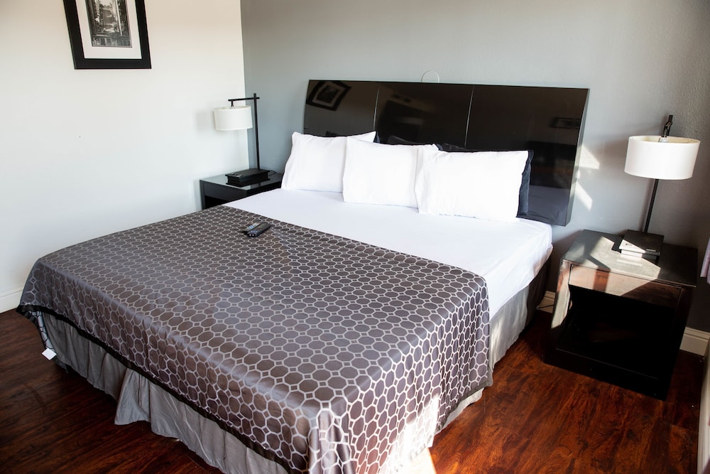 Standard Room, 1 King Bed, Non Smoking - Photo 1