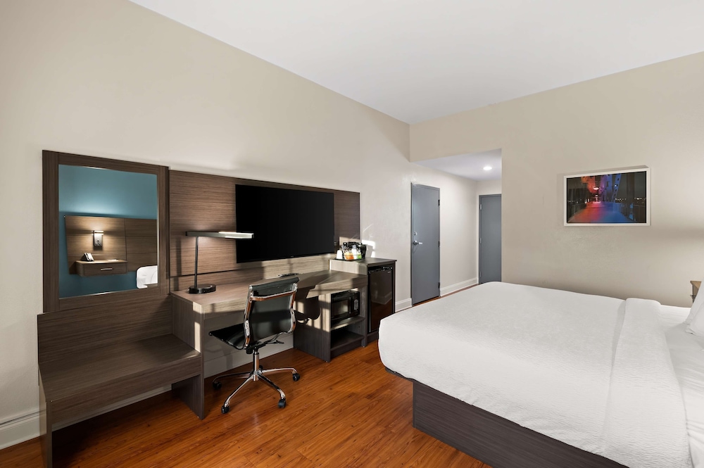 Standard Room, 1 King Bed, Accessible, Non Smoking - Photo 3