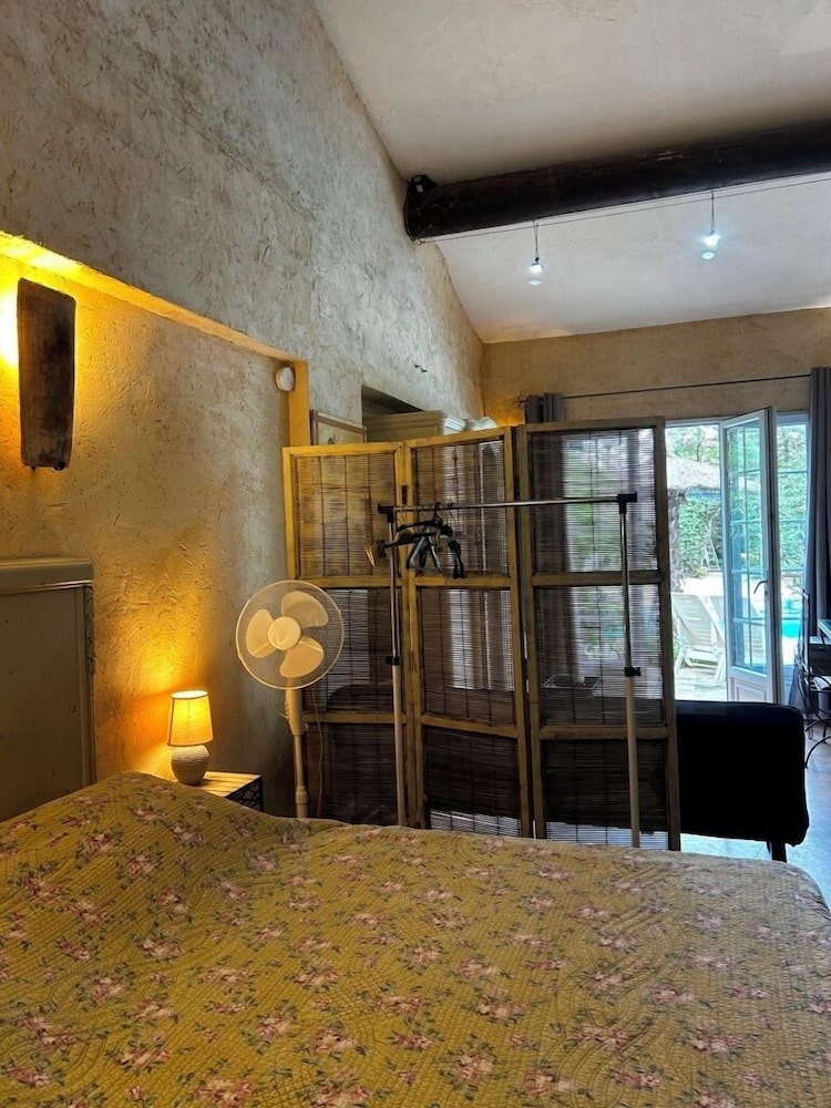 Studio, 1 King Bed with Sofa bed, Pool View, Poolside photo 3